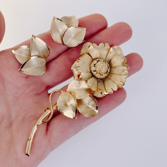 Signed Primex Mid Century Gold Tone Floral Brooch Earrings Set Leaf Flower - Picture 15 of 15